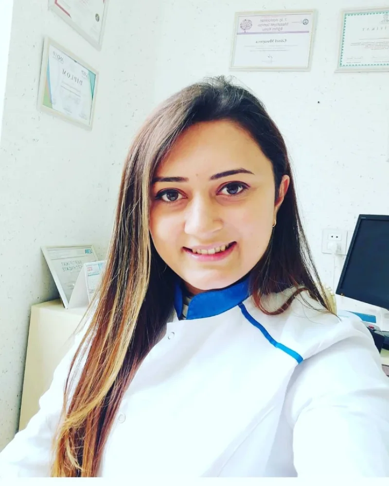 Dr. Günel Musayeva qəbul otağında